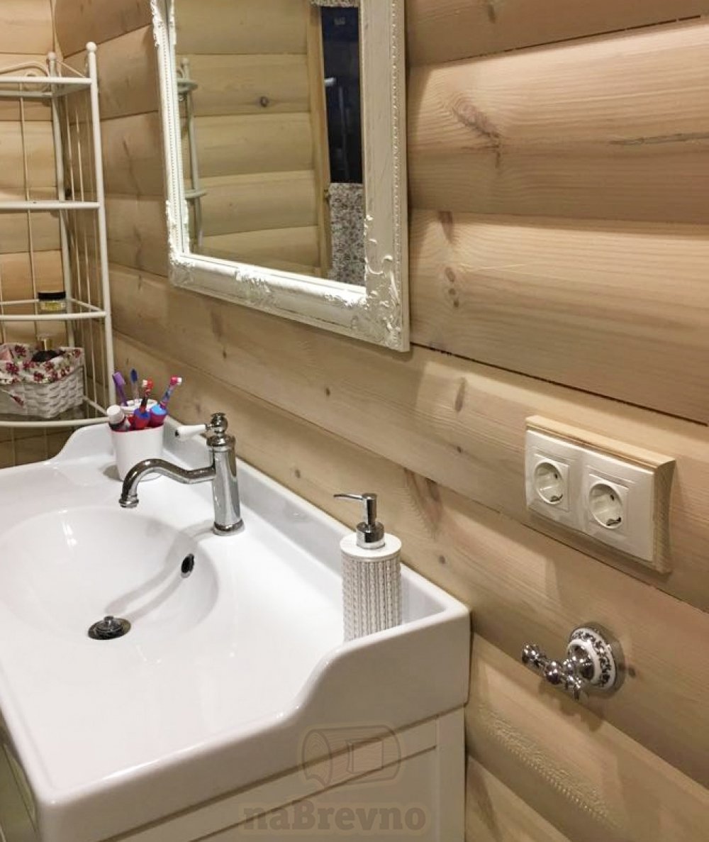 Интерьер ванной комнаты с обшивкой блок-хаусом. 